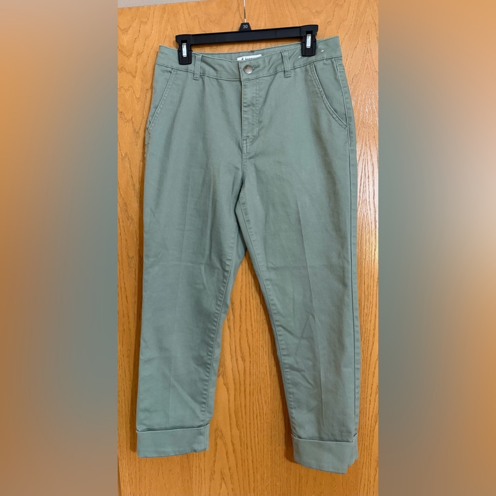 d. jeans brand, olive green cropped pants, size 8.